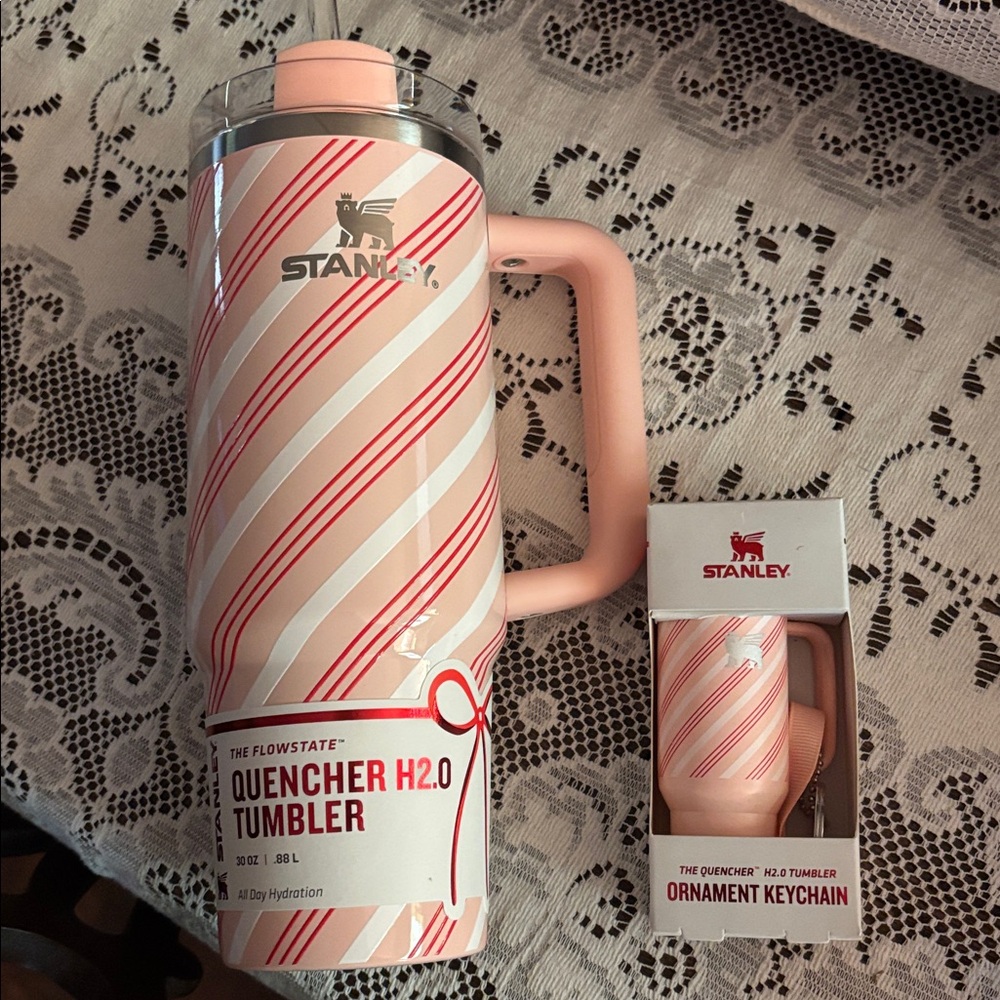 Stanley strawberry Twist 
30 Oz. Tumbler 
& Keychain set Xmas 2025